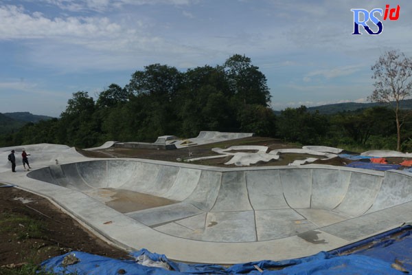 Skatepark yang dibangun di kompleks objek wisata Jateng Valley, Susukan, Kabupaten Semarang. (NURCHAMIM/Jawa Pos Radar Semarang)