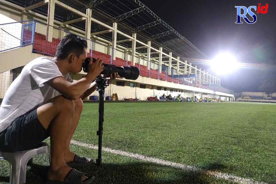 Thoyib saat ngejob sebagai fotografer sepak bola sedang mencari angle yang tepat untuk menghasilkan gambar yang bagus. (Istimewa)