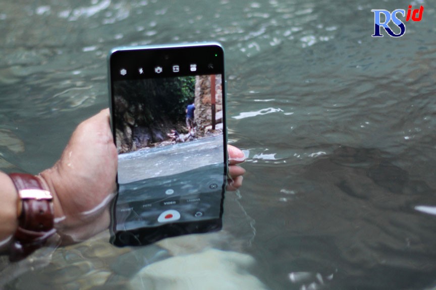 Samsung bersama Rio Garlio menjelajahi kawasan Curug Leuwi Hejo dan membuat konten yang Awesome dengan Galaxy A73 5G berkat keunggulan fitur kamera 108MP, OIS, hingga IP67. (Istimewa)