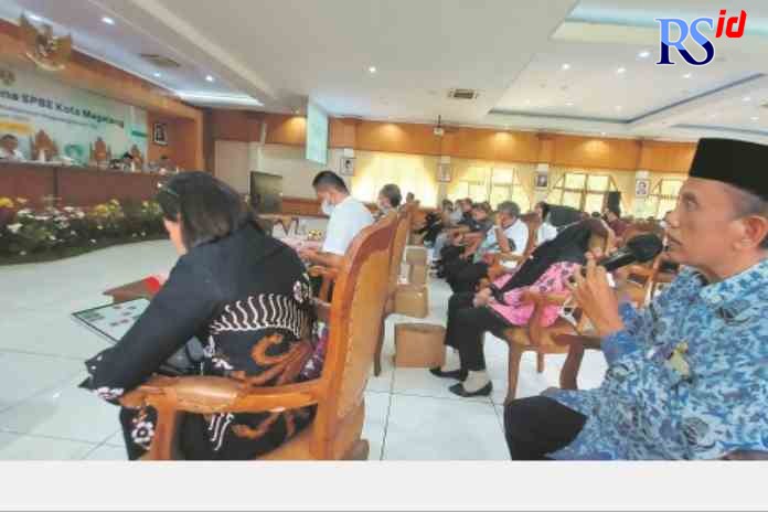 ANTUSIAS : Plt Kepala Disdikbud Kota Magelang Papa Riyadi mengajukan pertanyaan terkait digitalisasi pelayanan pembelajaraan daring yang dapat mendukung SPBE, Jumat (13/5). (PUPUT PUSPITASARI/JAWA POS RADAR MAGELANG)