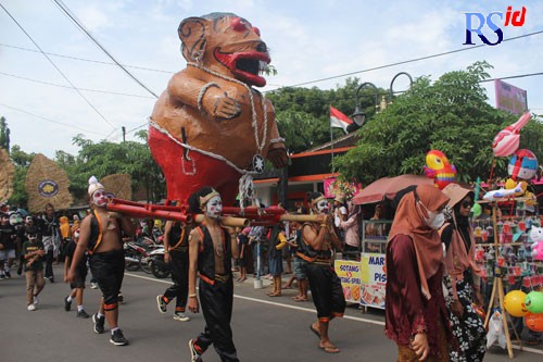 Salah satu ogoh-ogoh yang diarak warga berbusana wayang di Desa Wanurejo, Borobudur. (ROFIK SYARIF G P/JAWA POS RADAR SEMARANG)