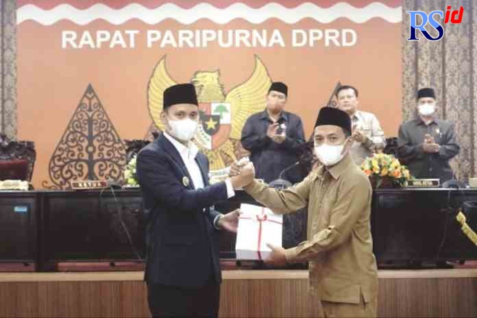 PARIPURNA: Bupati Kendal Dico M Ganinduto menyerahkan LKPD Kendal kepada Ketua DPRD Kendal Muhammad Makmun saat Rapat Paripurna di DPRD Kendal. (BUDI SETIYAWAN/JAWA POS RADAR SEMARANG)