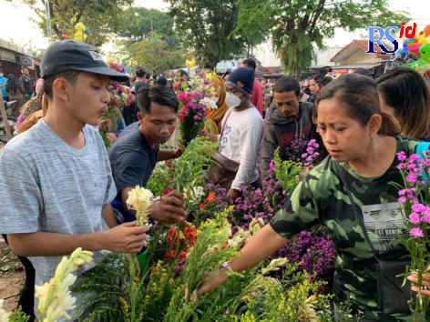 Ribuan warga Kendal menyerbu pasar kembang dadakan di Penyangkringan, Weleri Minggu (1/5). (DEVI KHOFIFATUR RIZQI/ JAWA POS RADAR SEMARANG)