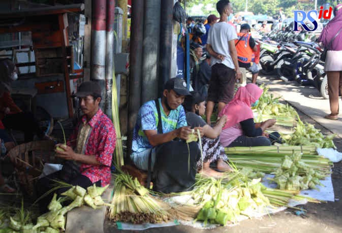 Pedagang ketupat dan ayam yang merupakan pedagang musiman (Pasar Tumpah) ditatadi depan Pasar Mangkang dan tidak meluber ke jalan agar tidak menyebabkan kemacetan.(ADENNYAR WYCAKSONO/JAWA POS RADAR SEMARANG)