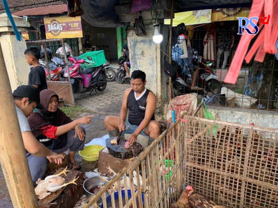 Jasa pemotongan ayam laris manis jelang lebaran. (DEVI KHOFIFATUR RIZQI/ JAWA POS RADAR SEMARANG)