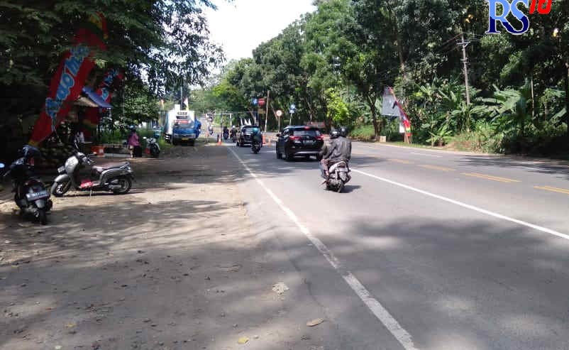 Kondisi TKP adu banteng antara pemudik bersepeda motor dengan bus. (Istimewa)