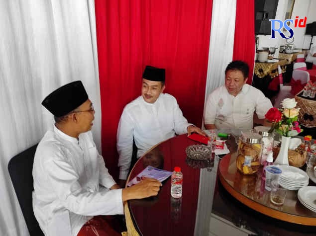 Meski tidak menggelar open house, sejumlah tamu tetap berdatangan untuk bersilaturahmi dengan Wali Kota Salatiga Yuliyanto. (Dhinar Sasongko/Jawa Pos Radar Semarang)