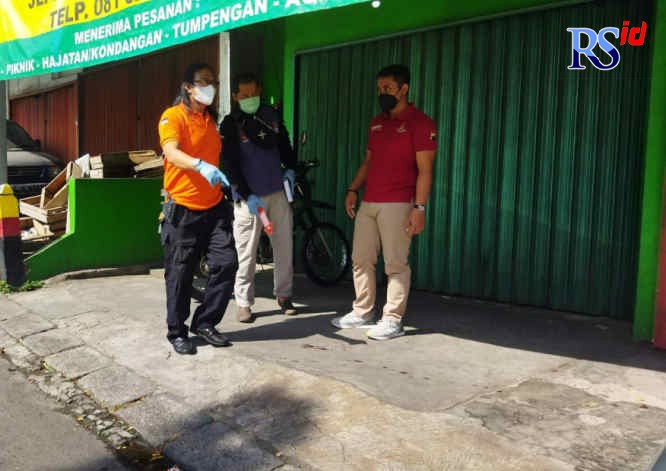 Polisi melakukan olah tempat kejadian perkara pengeroyokan yang menewaskan Zico Andriano Zedan. (M Haryanto/Jawa Pos Radar Semarang)