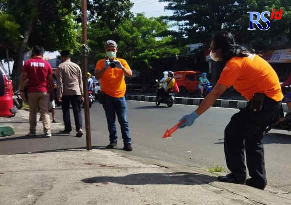 Polisi melakukan olah tempat kejadian perkara pengeroyokan yang menewaskan Zico Andriano Zedan. (M Haryanto/Jawa Pos Radar Semarang)