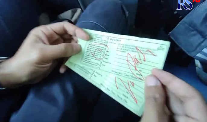 Pemudik yang menjadi korban calo dan preman di Kawasan Terboyo menunjukkan bukti tiket yang dibanderol Rp 190 ribu per tiket dari Semarang menuju Pati. (Tangkapan layar dari media sosial Twitter @AwaHandy)