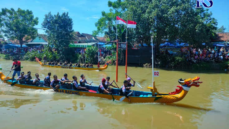 Suasana perlombaan dayung tradisional di Klidang Lor. (RIYAN FADLI/JAWA POS RADAR SEMARANG)