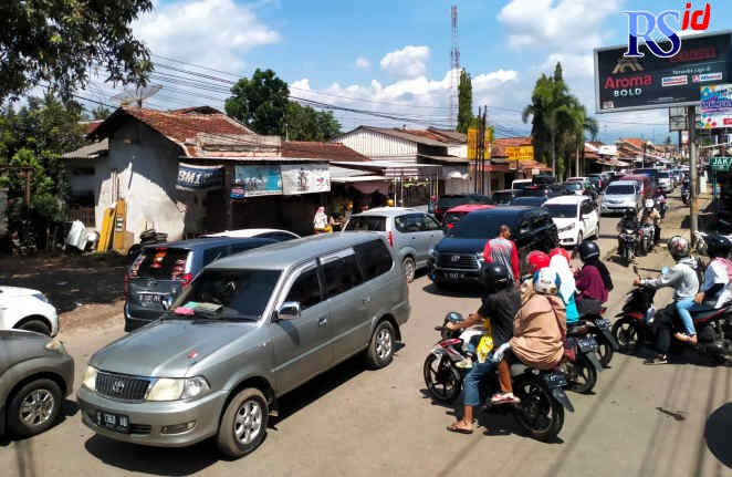 Situasi kemacetan di dekat Pasar Bojong, Kabupaten Pekalongan, Selasa (3/5/2022). (NANANG RENDI AHMAD/JAWA POS RADAR SEMARANG)