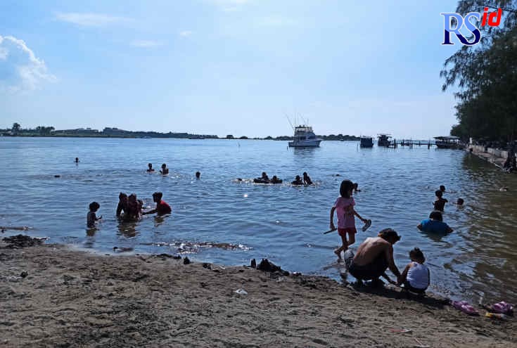 Pengunjung memadati Pantai Marina Semarang di masa libur Lebaran saat ini. (M Haryanto/Jawa Pos Radar Semarang)