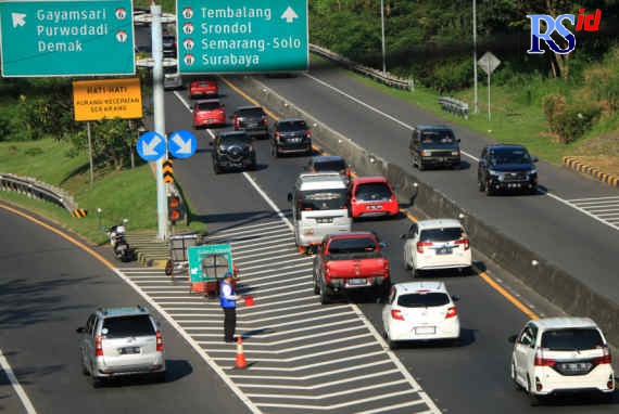 Arus lalu lintas di tol Krapyak-Jatingaleh terpantau padat Selasa (3/5/2022). (Nurchamim/Jawa Pos Radar Semarang)