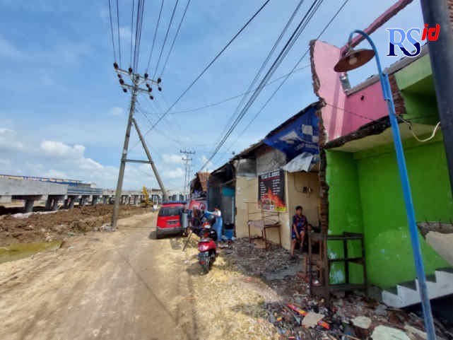 Pembangunan jalan tol Semarang-Demak tengah dikebut. Proyek ini melintasi tanah warga, tambak dan laut. (Wahib Pribadi/Jawa Pos Radar Semarang)