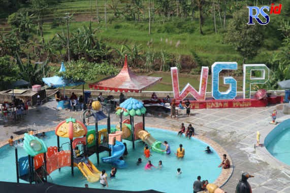 Sejumlah anak-anak menikmati dan bermain di kolam renang yang ada di Watu Gajah Park. (NURFAIK NABHAN/Jawa Pos Radar Semarang)