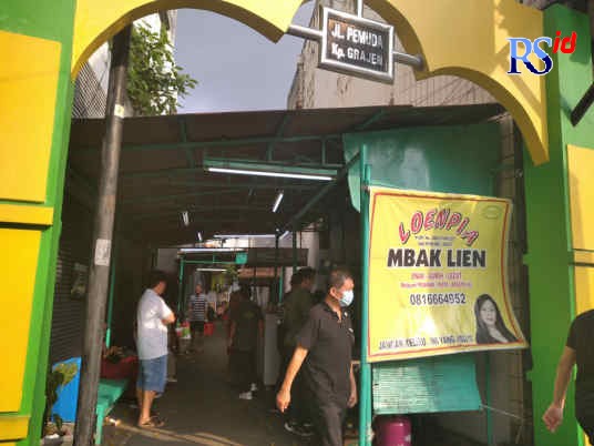 Pemudik memadati Loenpia Mbak Lien Semarang, Rabu (4/5/2022). (IDA FADILAH/JAWA POS RADAR SEMARANG)
