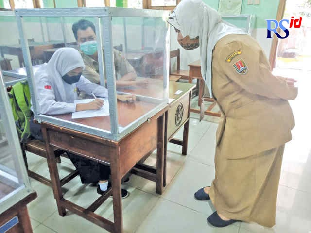 Siswa inklusi SMP Negeri 5 Semarang Lupita Aprilia Anggraini sedang mendapatkan tambahan pembelajaran oleh guru kelasnya, Sri Jayanti didampingi Guru BK Eko Rustanto. (FIGUR RONGGO WASSALIM/ JAWA POS RADAR SEMARANG)