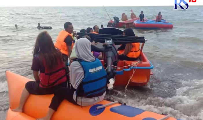 Sejumlah pengunjung antre untuk menaiki wahana Banana Boat di Pantai Indah Kemangi. (BUDI SETIYAWAN/JAWA POS RADAR SEMARANG)