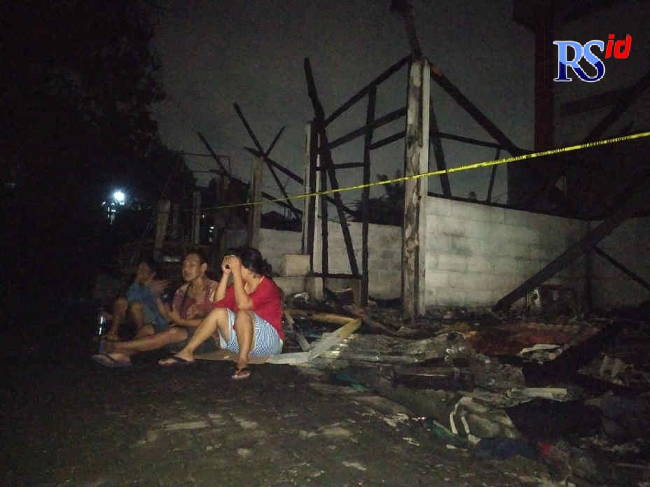 Pedagang memandangi kiosnya dilahap si jago merah yang menimbulkan kerugian belasan juta, Senin, (10/5). (M Iqbal Amar/Jawa Pos Radar Semarang)