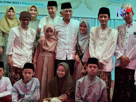KH Mustofa Bisri (Gus Mus) saat foto bersama keluarga besar Ponpes Al Fattah. (Wahib Pribadi/Jawa Pos Radar Semarang)