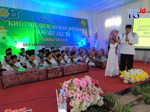 Salah satu santriwati mencoba membacakan salah satu ayat dalam Khataman dan Imtihan Tahfidz Juz 30. (ROFIK SYARIF G P/JAWA POS RADAR SEMARANG)