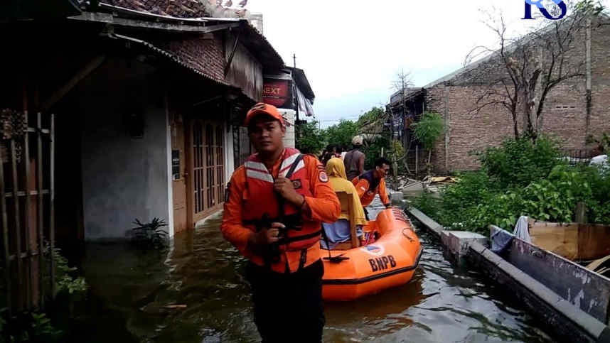 Petugas BPBD Kendal mengevakuasi warga Dukuh Ngebum yang terdampak banjir Rob. (BUDI SETIYAWAN/JAWA POS RADAR SEMARANG)