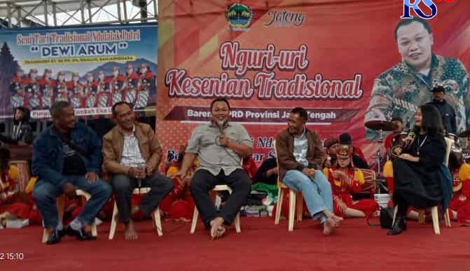 Anggota Komisi A DPRD Provinsi Jateng Dwi Yasmanto (tiga dari kiri) dalam Dialog Parlemen dan Media Tradisional (Metra) di Dieng Kulon, Kabupaten Banjarnegara, Minggu (22/5/2022). (Istimewa)