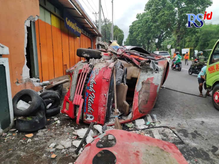 Angkutan prona terguling setelah tabrak pemotor di Jalan Soekarno Hatta Salatiga. (Dhinar Sasongko/Jawa Pos Radar Semarang)