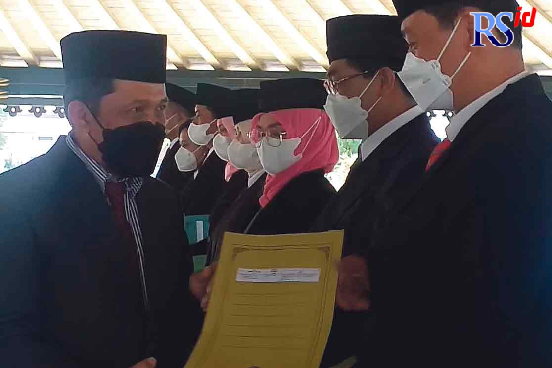 Bupati Wonosobo Afif Nurhidayat menyerahkan surat keputusan pada kepala puskesmas di Pendopo Selatan kemarin (10/5). Pada kesempatan itu juga dilantik kepala sekolah dan pejabat administrasi. (Istimewa)