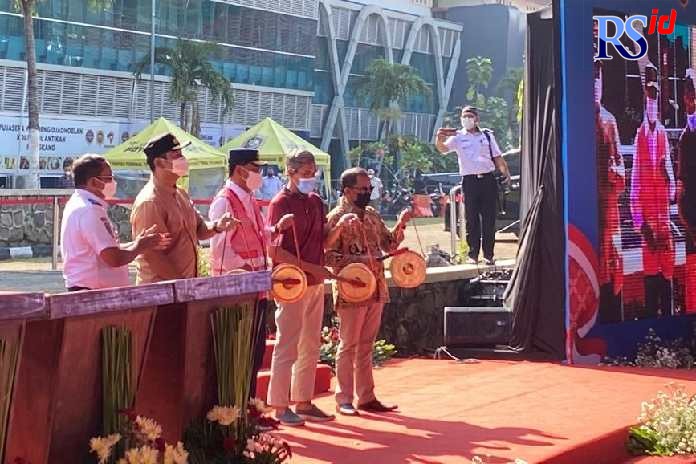 Menteri Perhubungan Budi Karya Sumadi meresmikan 3 terminal di Jateng pasca revitalisasi di Terminal Mangkang, Semarang, Sabtu (7/5). (TITIS ANIS FAUZIYAH/JAWA POS RADAR SEMARANG)