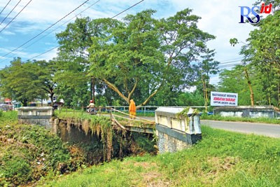Kondisi Jembatan Peturen segera dibongkar untuk revitalisasi. Sementara akses jembatan mulai ditutup Senin (30/5) ini. (RIYAN FADLI/JAWA POS RADAR SEMARANG)