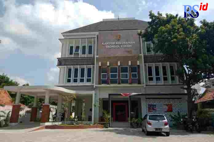 Kantor Kelurahan Srondol Kulon yang terdiri dari tiga lantai Selasa (10/5). (FIGUR RONGGO WASSALIM/ JAWA POS RADAR SEMARANG)