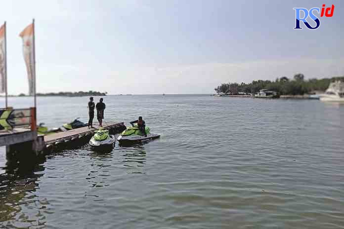 ASIK: Pengunjung bisa menikmati keindahan laut Marina dengan perahu motor. (M Hariyanto/jawapos radar semarang)