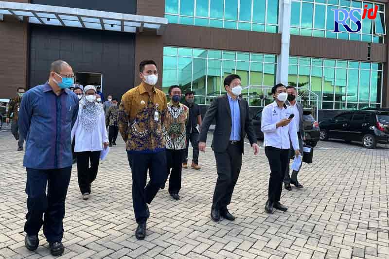 Bupati Kendal Dico M Ganinduto mendampingi Menteri Keuangan Singapura saat berkunjunh ke Polifurneka Kendal. (BUDI SETIYAWAN/ Jawa Pos Radar Semarang)