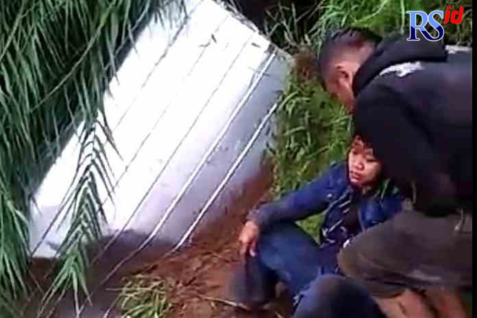 EVAKUASI KORBAN : Kecelakaan tunggal melibatkan mini bus jenis Isuzu Elf dengan nomor polisi G 7324 BD terjadi di Jalan Dieng-Bawang atau di Dukuh Bintoromulyo, Desa Pranten, Kecamatan Bawang, Kabupaten Batang, Jumat (6/5). (DOKUMEN POLRESTA JATENG)