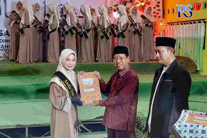 Caption:Para wisudawan Boarding School MAN 1  Demak menerima sahadah (ijazah)  kelulusan. (Wahib Pribadi/Jawa Pos Radar Semarang)