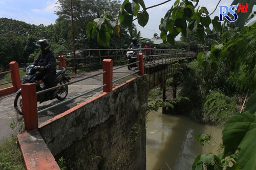 Jembatan Talang penghubung Jalan Tanggul dan Jalan Lamper Tengah yang diyakini sebagai lokasi jembatan gaib. (NUR CHAMIM/JAWA POS RADAR SEMARANG)