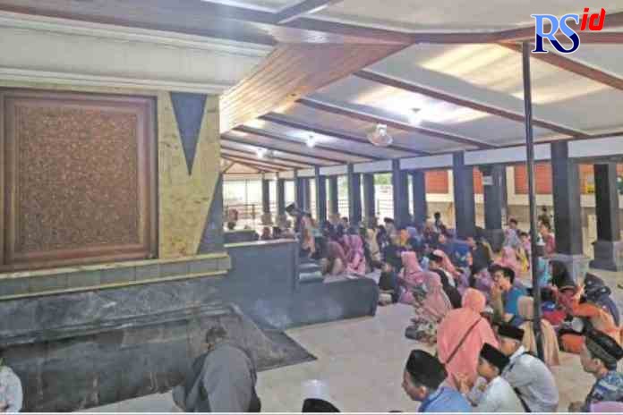 BERZIARAH : Suasana masyarakat saat melakukan ziarah ke makam Sunan Kalijaga di Kadilangu, Demak Jumat (6/5). (ADDIN ALFATH/JAWA POS RADAR SEMARANG)