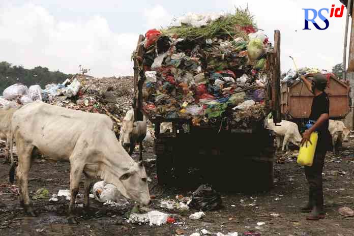 NAIK: Volume sampah yang dikirim ke TPA Jatibarang mengalami kenaikan selama Lebaran.(NUR CHAMIM/RADARSEMARANG.ID)