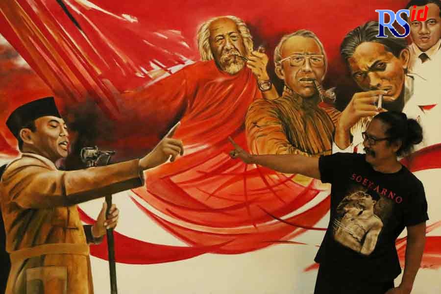 Hartono saat menjelaskan makna lukisannya kepada pengunjung saat pameran tunggal menyemarakkan Hari Kebangkitan Nasional di Museum Ronggowarsito menyemarakkan Hari Kebangkitan Nasional 18 Mei sampai 25 Mei. (NUR CHAMIM/JAWA POS RADAR SEMARANG)