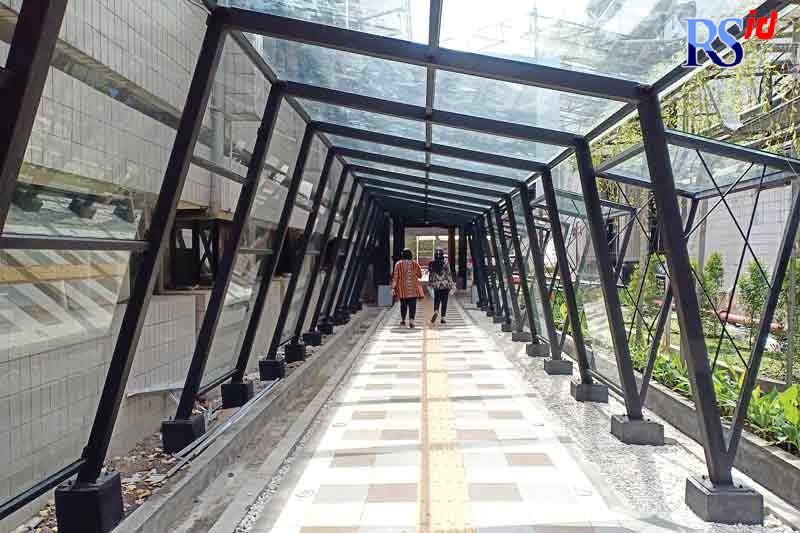 Selasar antara gedung Moch Ichsan dan Distaru ditata menjadi akses pejalan kaki yang ikonik. (ADENNYAR WYCAKSONO/JAWA POS RADAR SEMARANG)