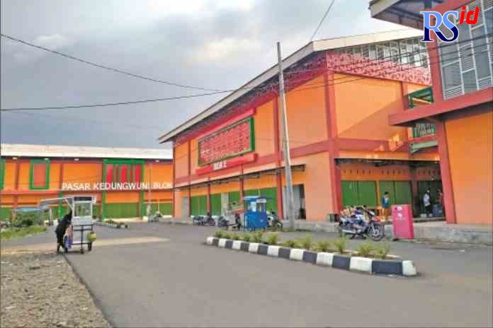 BELUM BUKA: Kondisi Pasar Kedungwuni yang belum juga dibuka dan ditempati pedagang.(DOK NANANG RENDI AHMAD/JAWA POS RADAR SEMARANG)