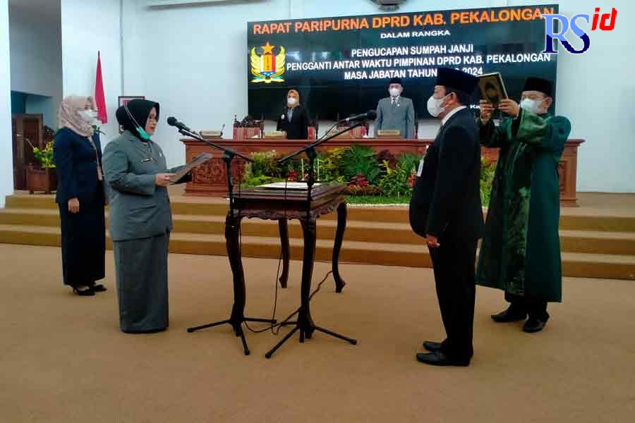 Mirza Kholik ketika diambil sumpah sebagai Wakil Ketua DPRD Kabupaten Pekalongan, kemarin. (NANANG RENDI AHMAD/JAWA POS RADAR SEMARANG)