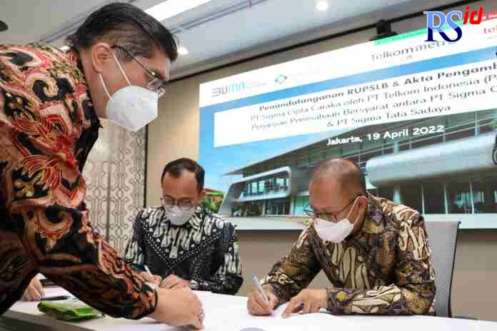 TANDA TANGAN PENGALIHAN : Direktur Keuangan & Manajemen Risiko Telkom Heri Supriadi (kanan) dan Direktur Utama TelkomSigma Bhimo Aryanto (tengah) melakukan proses penandatanganan Akta Pengambilalihan antara Telkom dan TelkomSigma. Hal ini merupakan ba