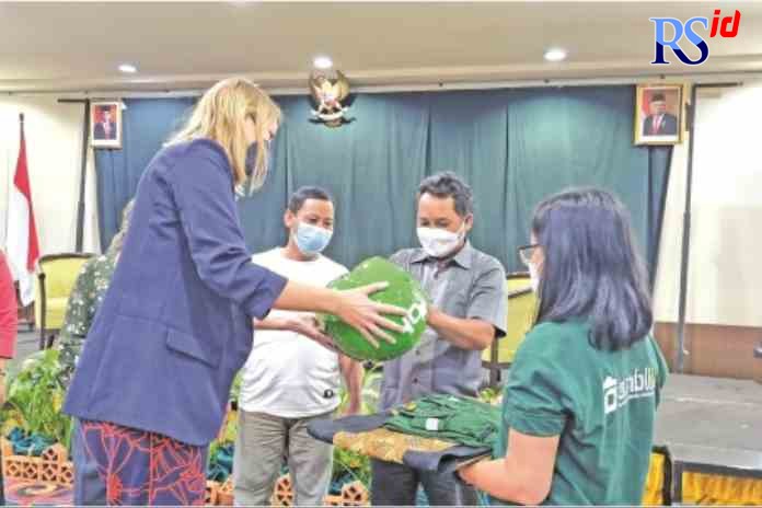 PEMBERDAYAAN: Pegawai Yayasan Bintari dan GIZ membagikan helm dan rompi AMBILIN untuk para perosok keliling Semarang, Jumat (27/5). (TITIS ANIS FAUZIYAH/JAWA POS RADAR SEMARANG)