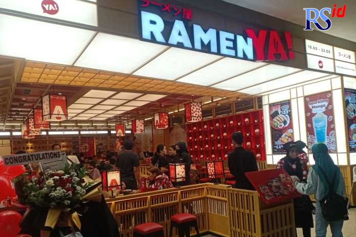 Cabang ke-46 RamenYa di Mal Paragon langsung diserbu masyarakat yang penasaran. (ADENNYAR WYCAKSONO/JAWA POS RADAR SEMARANG)