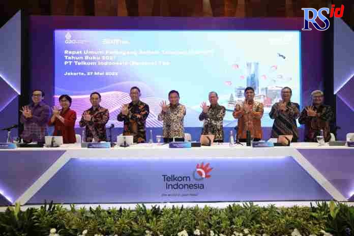 RUPS TAHUNAN TELKOM : Direktur Utama Telkom Ririek Adriansyah (tengah), Direktur Digital Business M. Fajrin Rasyid (paling kiri), Direktur Consumer Service FM Venusiana R (kedua dari kiri), Direktur Enterprise & Business Service Edi Witjara (ketiga da