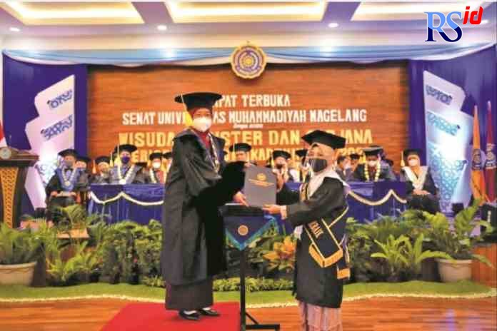 Hikmawati Fajdri Devi Safitri menerima ijazah dari Rektor Universitas Muhammadiyah dalam wisuda ke-76. (IST)