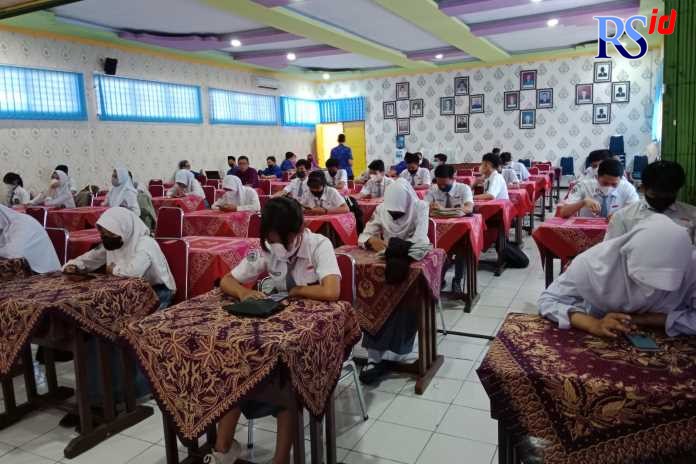 Peserta didik SMK Negeri 4 Semarang mengikuti pelatihan keterampilan kerja. (KHAFIFAH ARINI PUTRI/JAWA POS RADAR SEMARANG)